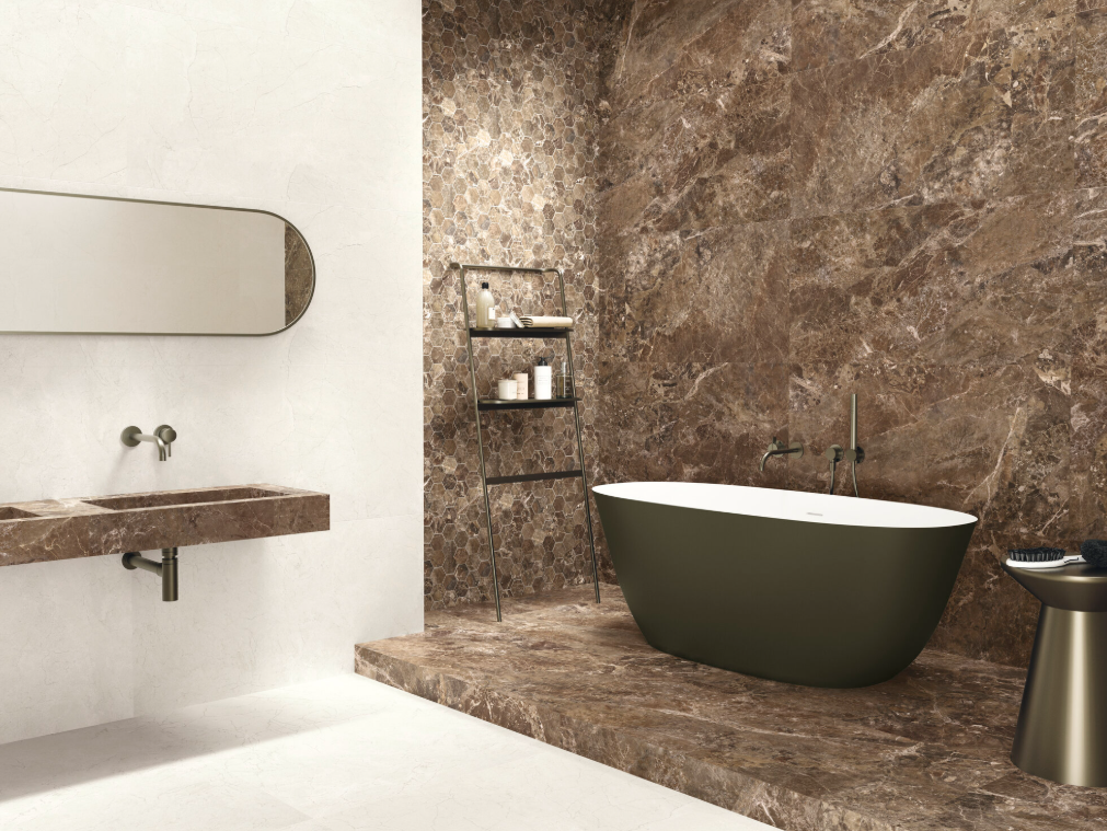 Carrelage marbre Emperador brun en salle de bain - Strapex Maroc