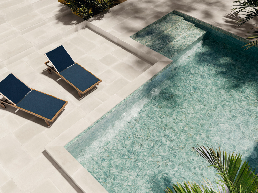 Carrelage terrasse antid&eacute;rapant aux abords d&rsquo;une piscine - Strapex Maroc