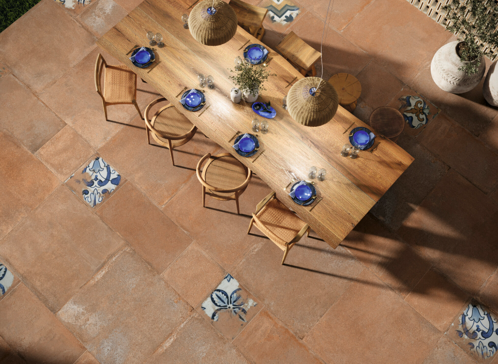 Carrelage marocain zellige bleu en terrasse - Strapex Maroc